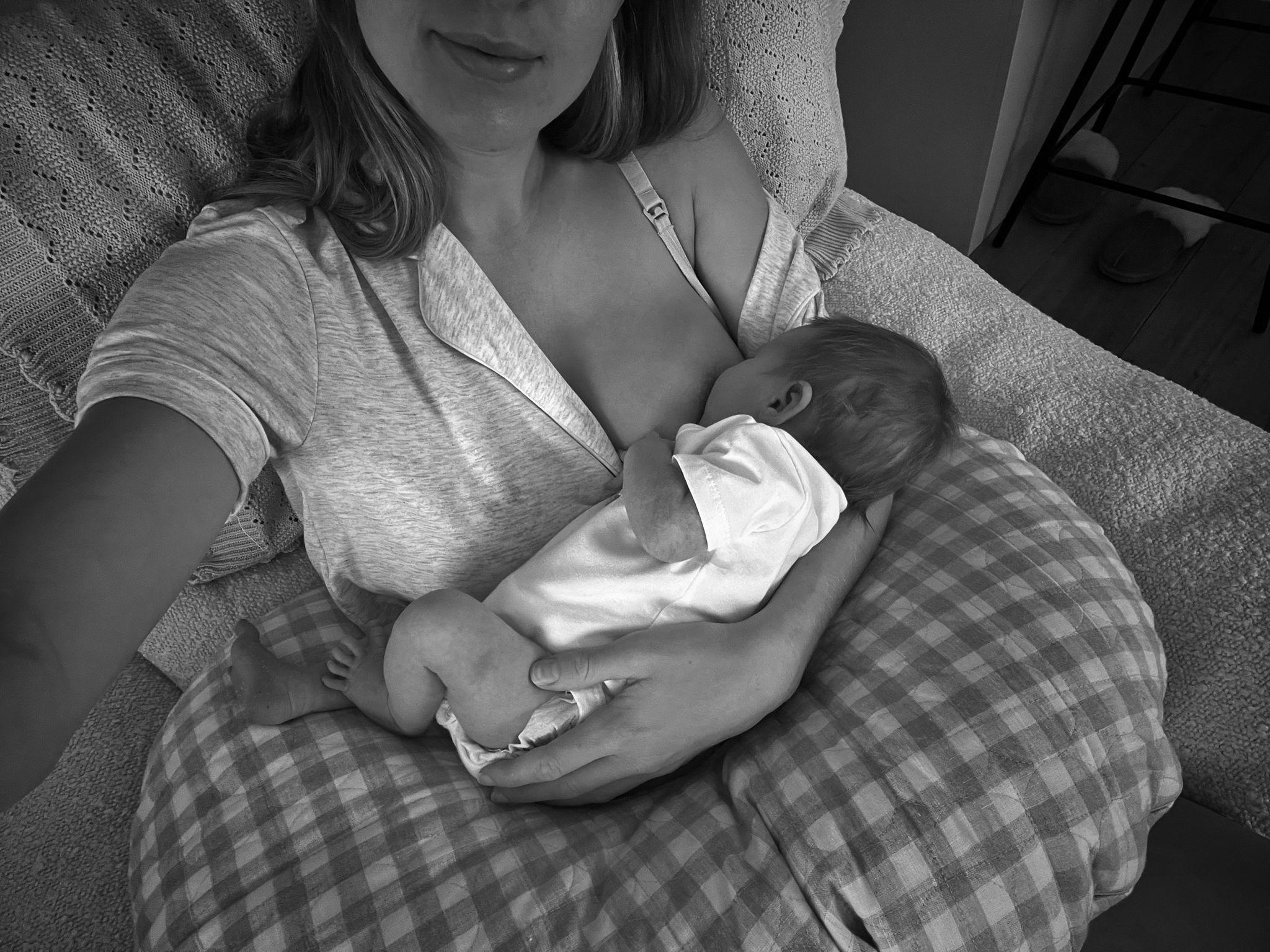 Cluster feeding: what it is, why it happens in the evening, and how long it lasts